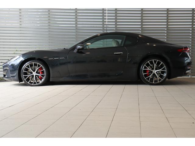 グラントゥーリズモ モデナ ワンオーナー クライメート コンフォート ADASベース スポーツデザインPKG グレージュレザー ラディカウッドトリム レッド・キャリパー 20/21ペガソ鍛造ホイール(グロッシーブラック)(4枚目)