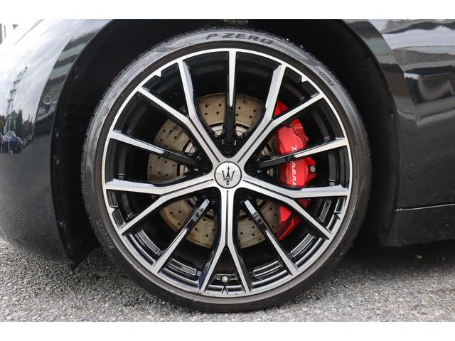 グラントゥーリズモ モデナ ワンオーナー クライメート コンフォート ADASベース スポーツデザインPKG グレージュレザー ラディカウッドトリム レッド・キャリパー 20/21ペガソ鍛造ホイール(グロッシーブラック)(13枚目)