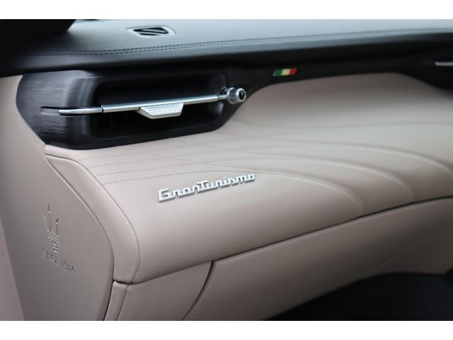 グラントゥーリズモ モデナ ワンオーナー クライメート コンフォート ADASベース スポーツデザインPKG グレージュレザー ラディカウッドトリム レッド・キャリパー 20/21ペガソ鍛造ホイール(グロッシーブラック)(30枚目)