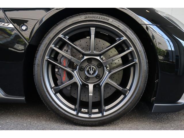 ＭＣ２０ ベースグレード　ワンオーナーフル・ナチュラルレザーインテリア（シェブロンデザイン）　ヘッドレスト・トライデントステッチ　　サスペンションリフターマットブラック・キャリパー　カーボンセラミックＢ　２０ＡＷ（Ｃｏｒｓａ）（21枚目）