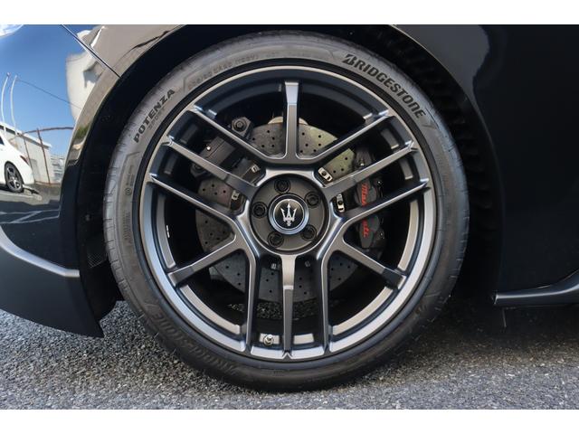 ＭＣ２０ ベースグレード　ワンオーナーフル・ナチュラルレザーインテリア（シェブロンデザイン）　ヘッドレスト・トライデントステッチ　　サスペンションリフターマットブラック・キャリパー　カーボンセラミックＢ　２０ＡＷ（Ｃｏｒｓａ）（22枚目）