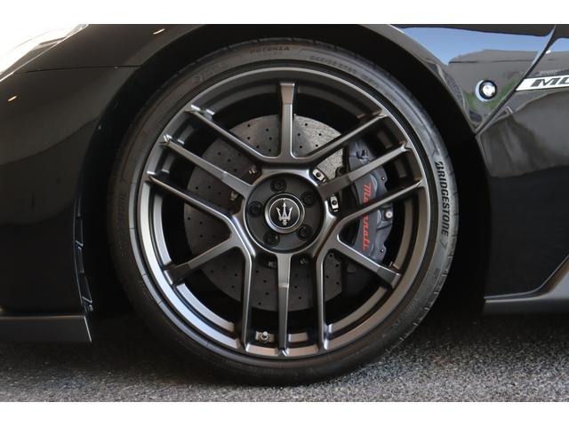 ＭＣ２０ ベースグレード　ワンオーナーフル・ナチュラルレザーインテリア（シェブロンデザイン）　ヘッドレスト・トライデントステッチ　　サスペンションリフターマットブラック・キャリパー　カーボンセラミックＢ　２０ＡＷ（Ｃｏｒｓａ）（23枚目）