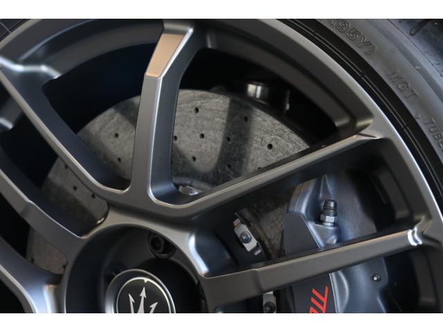 ＭＣ２０ ベースグレード　ワンオーナーフル・ナチュラルレザーインテリア（シェブロンデザイン）　ヘッドレスト・トライデントステッチ　　サスペンションリフターマットブラック・キャリパー　カーボンセラミックＢ　２０ＡＷ（Ｃｏｒｓａ）（25枚目）