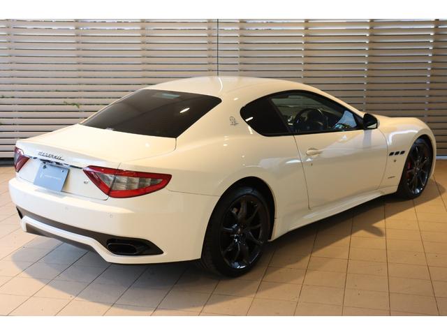 グラントゥーリズモ スポーツ MCオートシフト 右ハンドル ネロレザー(ロッソステッチ) ヘッドレスト・トライデントステッチ 20AW(ASTRO ANTRACITE) ナビ フルセグ バックカメラ(3枚目)