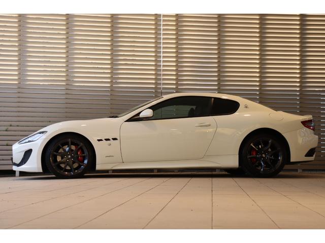 グラントゥーリズモ スポーツ MCオートシフト 右ハンドル ネロレザー(ロッソステッチ) ヘッドレスト・トライデントステッチ 20AW(ASTRO ANTRACITE) ナビ フルセグ バックカメラ(4枚目)