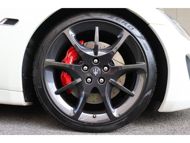 グラントゥーリズモ スポーツ MCオートシフト 右ハンドル ネロレザー(ロッソステッチ) ヘッドレスト・トライデントステッチ 20AW(ASTRO ANTRACITE) ナビ フルセグ バックカメラ(12枚目)