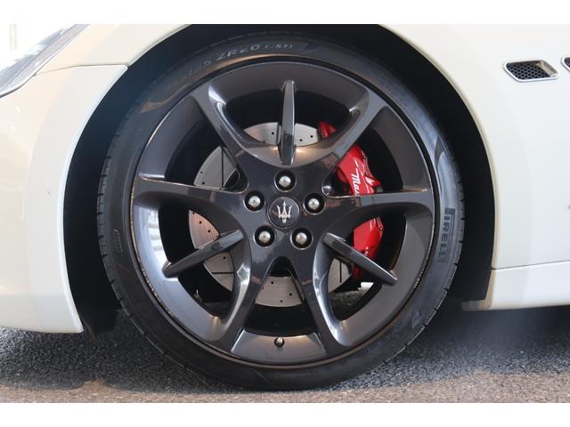 グラントゥーリズモ スポーツ MCオートシフト 右ハンドル ネロレザー(ロッソステッチ) ヘッドレスト・トライデントステッチ 20AW(ASTRO ANTRACITE) ナビ フルセグ バックカメラ(14枚目)