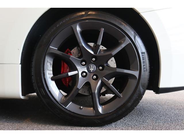 グラントゥーリズモ スポーツ MCオートシフト 右ハンドル ネロレザー(ロッソステッチ) ヘッドレスト・トライデントステッチ 20AW(ASTRO ANTRACITE) ナビ フルセグ バックカメラ(15枚目)