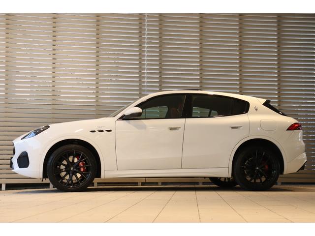 グレカーレ ＧＴ　インテルニ・ロッシ　クライメート　スポーツデザインパッケージ　ラディカウッドトリム　アンビエントライト　３ゾーンＡ／Ｃ　パノラマガラスサンルーフ　　レッド・キャリパー　２１ＡＷ（クリオ）（4枚目）