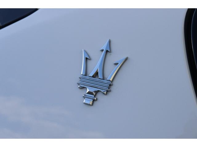 グレカーレ ＧＴ　インテルニ・ロッシ　クライメート　スポーツデザインパッケージ　ラディカウッドトリム　アンビエントライト　３ゾーンＡ／Ｃ　パノラマガラスサンルーフ　　レッド・キャリパー　２１ＡＷ（クリオ）（10枚目）