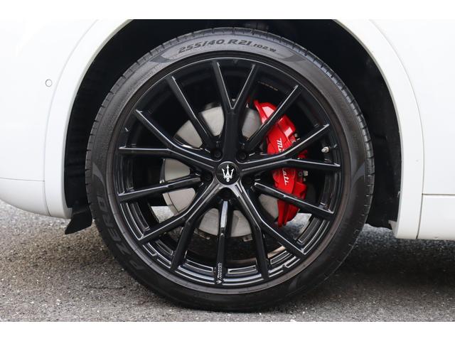 グレカーレ ＧＴ　インテルニ・ロッシ　クライメート　スポーツデザインパッケージ　ラディカウッドトリム　アンビエントライト　３ゾーンＡ／Ｃ　パノラマガラスサンルーフ　　レッド・キャリパー　２１ＡＷ（クリオ）（13枚目）