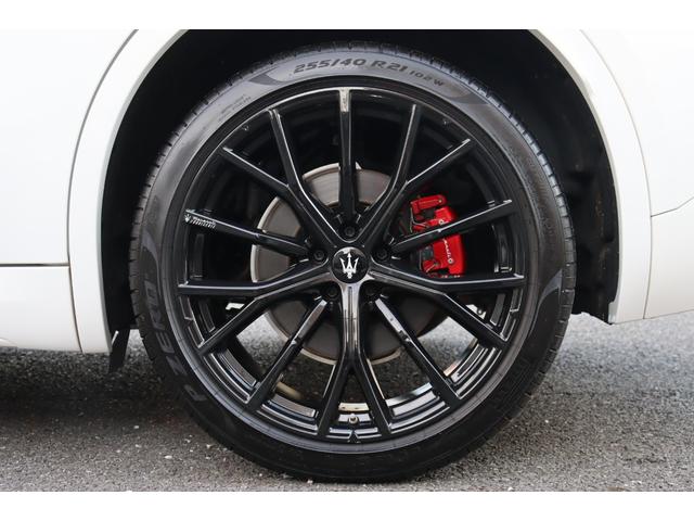 グレカーレ ＧＴ　インテルニ・ロッシ　クライメート　スポーツデザインパッケージ　ラディカウッドトリム　アンビエントライト　３ゾーンＡ／Ｃ　パノラマガラスサンルーフ　　レッド・キャリパー　２１ＡＷ（クリオ）（14枚目）