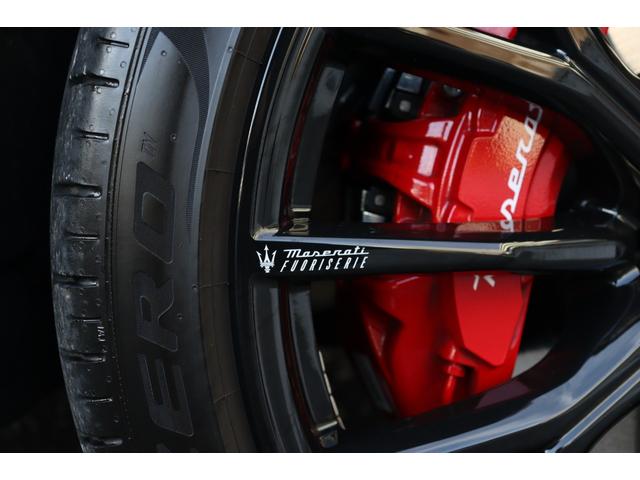 グレカーレ ＧＴ　インテルニ・ロッシ　クライメート　スポーツデザインパッケージ　ラディカウッドトリム　アンビエントライト　３ゾーンＡ／Ｃ　パノラマガラスサンルーフ　　レッド・キャリパー　２１ＡＷ（クリオ）（15枚目）