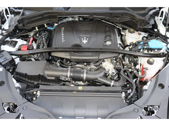 グレカーレ ＧＴ　インテルニ・ロッシ　クライメート　スポーツデザインパッケージ　ラディカウッドトリム　アンビエントライト　３ゾーンＡ／Ｃ　パノラマガラスサンルーフ　　レッド・キャリパー　２１ＡＷ（クリオ）（16枚目）