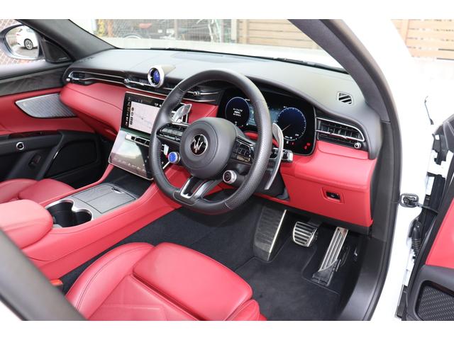 グレカーレ ＧＴ　インテルニ・ロッシ　クライメート　スポーツデザインパッケージ　ラディカウッドトリム　アンビエントライト　３ゾーンＡ／Ｃ　パノラマガラスサンルーフ　　レッド・キャリパー　２１ＡＷ（クリオ）（18枚目）