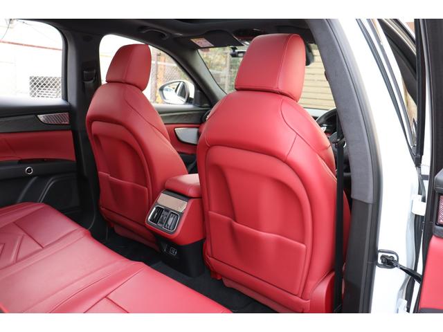 グレカーレ ＧＴ　インテルニ・ロッシ　クライメート　スポーツデザインパッケージ　ラディカウッドトリム　アンビエントライト　３ゾーンＡ／Ｃ　パノラマガラスサンルーフ　　レッド・キャリパー　２１ＡＷ（クリオ）（24枚目）