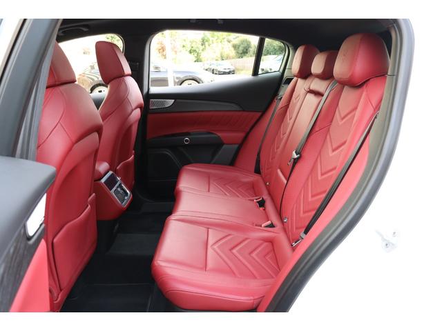 グレカーレ ＧＴ　インテルニ・ロッシ　クライメート　スポーツデザインパッケージ　ラディカウッドトリム　アンビエントライト　３ゾーンＡ／Ｃ　パノラマガラスサンルーフ　　レッド・キャリパー　２１ＡＷ（クリオ）（28枚目）