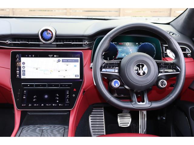 グレカーレ ＧＴ　インテルニ・ロッシ　クライメート　スポーツデザインパッケージ　ラディカウッドトリム　アンビエントライト　３ゾーンＡ／Ｃ　パノラマガラスサンルーフ　　レッド・キャリパー　２１ＡＷ（クリオ）（29枚目）