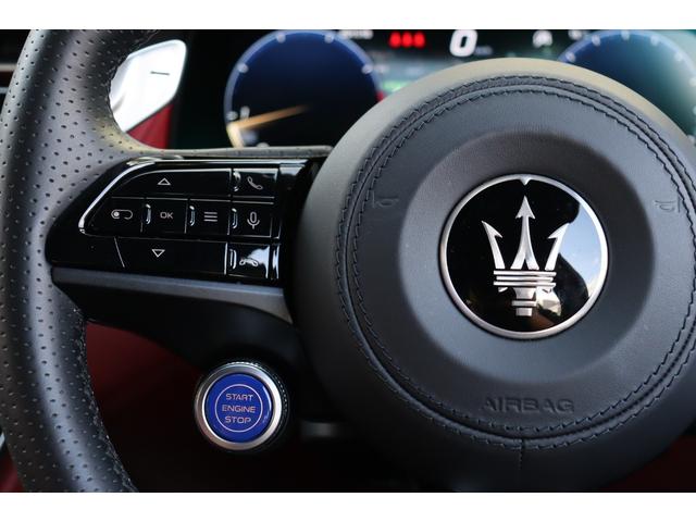 グレカーレ ＧＴ　インテルニ・ロッシ　クライメート　スポーツデザインパッケージ　ラディカウッドトリム　アンビエントライト　３ゾーンＡ／Ｃ　パノラマガラスサンルーフ　　レッド・キャリパー　２１ＡＷ（クリオ）（41枚目）