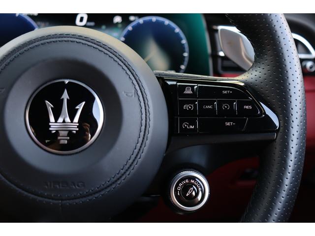 グレカーレ ＧＴ　インテルニ・ロッシ　クライメート　スポーツデザインパッケージ　ラディカウッドトリム　アンビエントライト　３ゾーンＡ／Ｃ　パノラマガラスサンルーフ　　レッド・キャリパー　２１ＡＷ（クリオ）（42枚目）