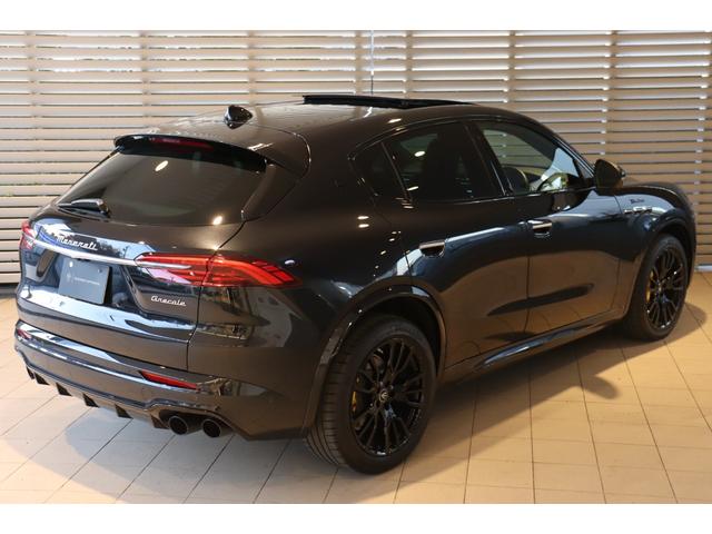 グレカーレ モデナ　クライメートＰＫＧプラス　スポーツプレミアムレザー　ブラックピアノトリム　パノラマガラスサンルーフ　イエローキャリパー・２０ＡＷ（エーテレ）（3枚目）