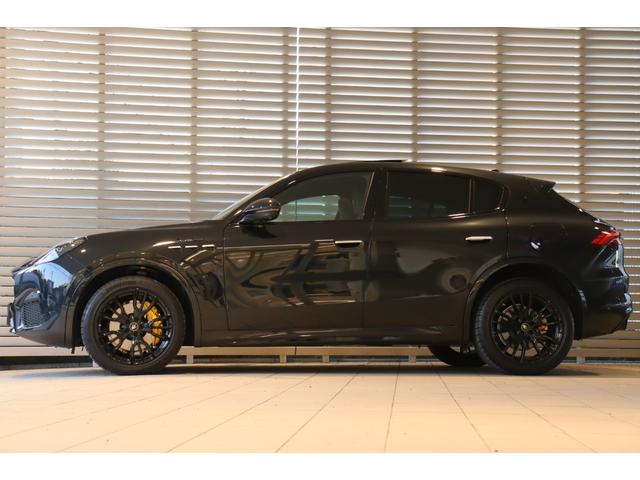 グレカーレ モデナ　クライメートＰＫＧプラス　スポーツプレミアムレザー　ブラックピアノトリム　パノラマガラスサンルーフ　イエローキャリパー・２０ＡＷ（エーテレ）（4枚目）