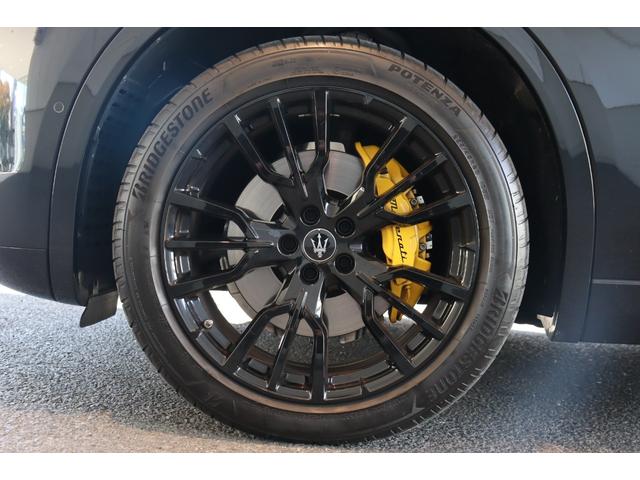 グレカーレ モデナ　クライメートＰＫＧプラス　スポーツプレミアムレザー　ブラックピアノトリム　パノラマガラスサンルーフ　イエローキャリパー・２０ＡＷ（エーテレ）（13枚目）