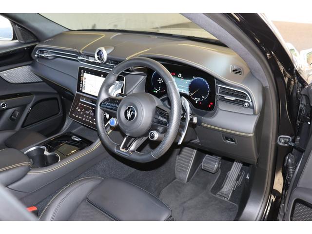 グレカーレ モデナ　クライメートＰＫＧプラス　スポーツプレミアムレザー　ブラックピアノトリム　パノラマガラスサンルーフ　イエローキャリパー・２０ＡＷ（エーテレ）（17枚目）