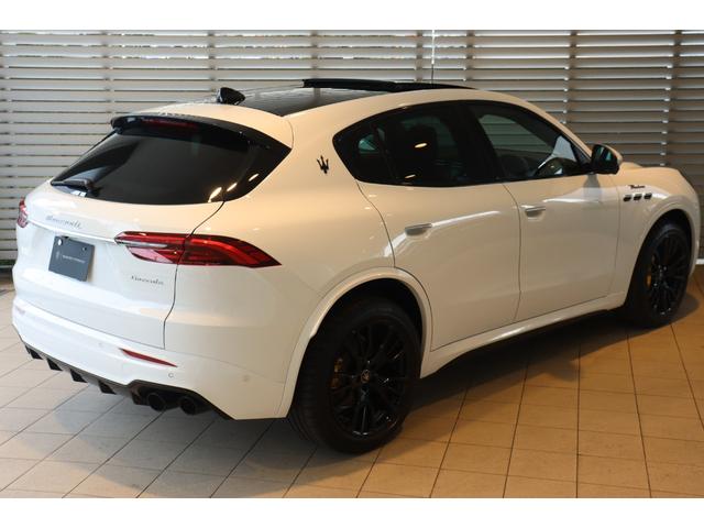 グレカーレ モデナ　ドライバーアシスタンスＰＫＧ　Ｌ１．２　クライメートＰＫＧプラススポーツプレミアムレザー　ブラックピアノトリム　プレミアムサウンドシステム　パノラマＳＲ　イエローキャリパー　２０ＡＷ（エーテレ）（3枚目）