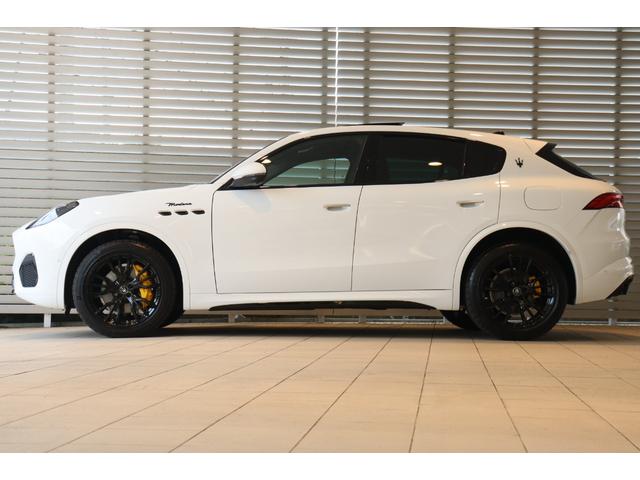 グレカーレ モデナ　ドライバーアシスタンスＰＫＧ　Ｌ１．２　クライメートＰＫＧプラススポーツプレミアムレザー　ブラックピアノトリム　プレミアムサウンドシステム　パノラマＳＲ　イエローキャリパー　２０ＡＷ（エーテレ）（4枚目）