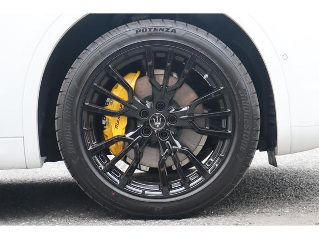 グレカーレ モデナ　ドライバーアシスタンスＰＫＧ　Ｌ１．２　クライメートＰＫＧプラススポーツプレミアムレザー　ブラックピアノトリム　プレミアムサウンドシステム　パノラマＳＲ　イエローキャリパー　２０ＡＷ（エーテレ）（11枚目）