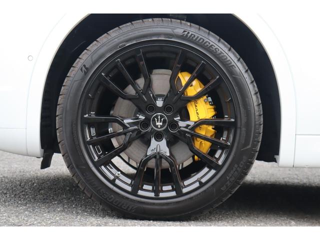 グレカーレ モデナ　ドライバーアシスタンスＰＫＧ　Ｌ１．２　クライメートＰＫＧプラススポーツプレミアムレザー　ブラックピアノトリム　プレミアムサウンドシステム　パノラマＳＲ　イエローキャリパー　２０ＡＷ（エーテレ）（13枚目）