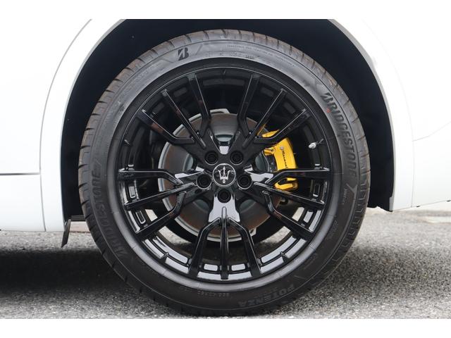 グレカーレ モデナ　ドライバーアシスタンスＰＫＧ　Ｌ１．２　クライメートＰＫＧプラススポーツプレミアムレザー　ブラックピアノトリム　プレミアムサウンドシステム　パノラマＳＲ　イエローキャリパー　２０ＡＷ（エーテレ）（14枚目）