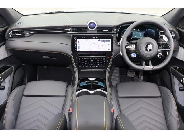 グレカーレ モデナ　ドライバーアシスタンスＰＫＧ　Ｌ１．２　クライメートＰＫＧプラススポーツプレミアムレザー　ブラックピアノトリム　プレミアムサウンドシステム　パノラマＳＲ　イエローキャリパー　２０ＡＷ（エーテレ）（16枚目）