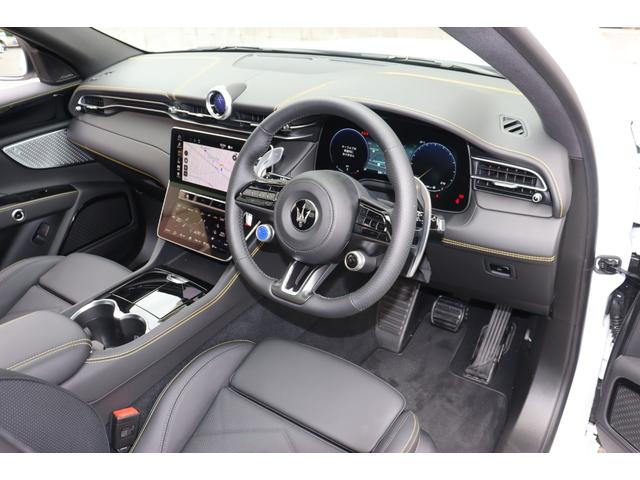 グレカーレ モデナ　ドライバーアシスタンスＰＫＧ　Ｌ１．２　クライメートＰＫＧプラススポーツプレミアムレザー　ブラックピアノトリム　プレミアムサウンドシステム　パノラマＳＲ　イエローキャリパー　２０ＡＷ（エーテレ）（17枚目）