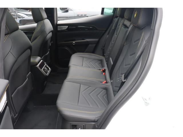 グレカーレ モデナ　ドライバーアシスタンスＰＫＧ　Ｌ１．２　クライメートＰＫＧプラススポーツプレミアムレザー　ブラックピアノトリム　プレミアムサウンドシステム　パノラマＳＲ　イエローキャリパー　２０ＡＷ（エーテレ）（27枚目）