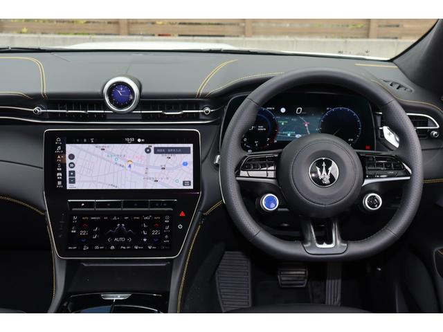 グレカーレ モデナ　ドライバーアシスタンスＰＫＧ　Ｌ１．２　クライメートＰＫＧプラススポーツプレミアムレザー　ブラックピアノトリム　プレミアムサウンドシステム　パノラマＳＲ　イエローキャリパー　２０ＡＷ（エーテレ）（28枚目）