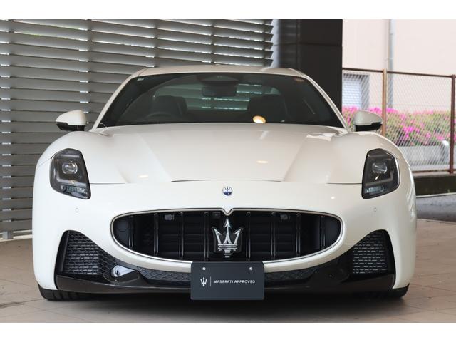 マセラティは、無機質で平凡な日常に、全てが異次元の心高鳴る体験と価値観を提案します。