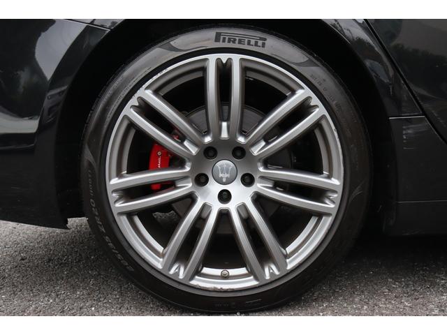 ギブリ ベースグレード　フルナチュラルレザー（ロッソ）　ヘッドレスト・トライデントステッチ　ラディカウッドトリム　ガラスサンルーフ　ＬＥＤヘッドライト　レッド・キャリパー　２０ＡＷ（ウラーノ）（11枚目）