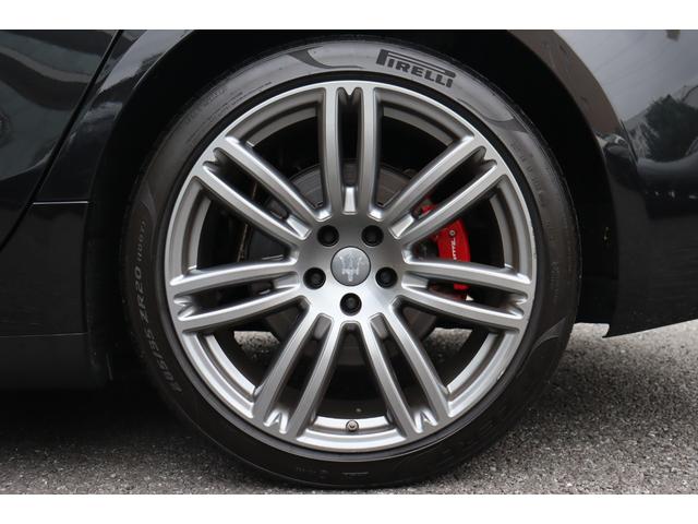 ギブリ ベースグレード　フルナチュラルレザー（ロッソ）　ヘッドレスト・トライデントステッチ　ラディカウッドトリム　ガラスサンルーフ　ＬＥＤヘッドライト　レッド・キャリパー　２０ＡＷ（ウラーノ）（13枚目）