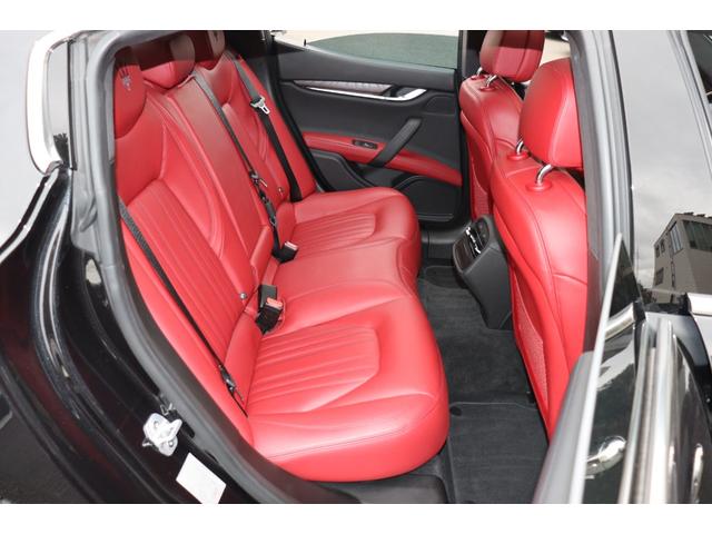 ギブリ ベースグレード　フルナチュラルレザー（ロッソ）　ヘッドレスト・トライデントステッチ　ラディカウッドトリム　ガラスサンルーフ　ＬＥＤヘッドライト　レッド・キャリパー　２０ＡＷ（ウラーノ）（24枚目）