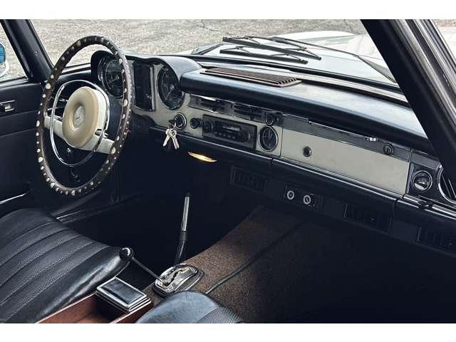 ＳＬ ２５０ＳＬ　正規ディーラー車　左ハンドル　法定整備付　オープン　フロア４ＡＴ　本革シート　ＥＴＣ　エアコン・クーラー（12枚目）