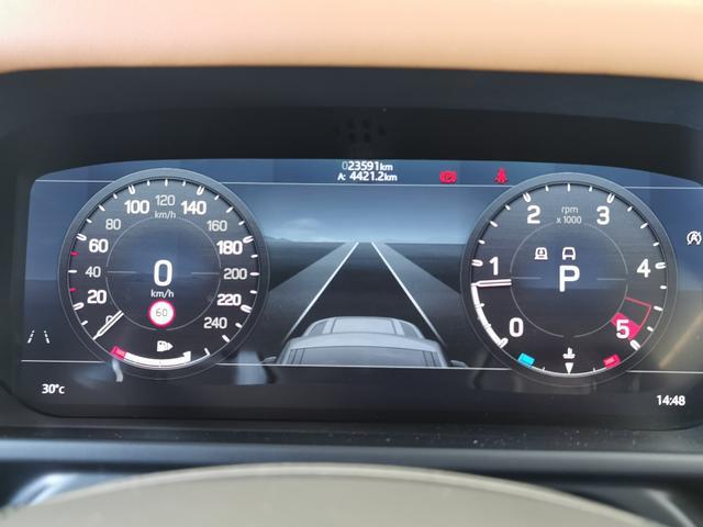 ディフェンダー １１０Ｘ　Ｄ３００　ディーゼルターボ　４ＷＤ　エアサス　サンルーフ　ルーフラダー　ＯＰ２０ＡＷ１１．４タッチスクリーン　２０インチＳｔｙｌｅ　５０９８ダークグレイ　コールドクライメート（8枚目）