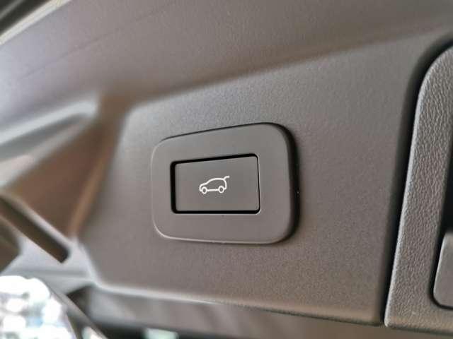 レンジローバーヴェラール 　電子制御エアサスペンション　２２ｉｎｃアルミ　禁煙車スライディングパノラミックルーフ　ブラックコントラストルーフ　Ｍｅｒｉｄｉａｎ　ＡＣＣ（10枚目）