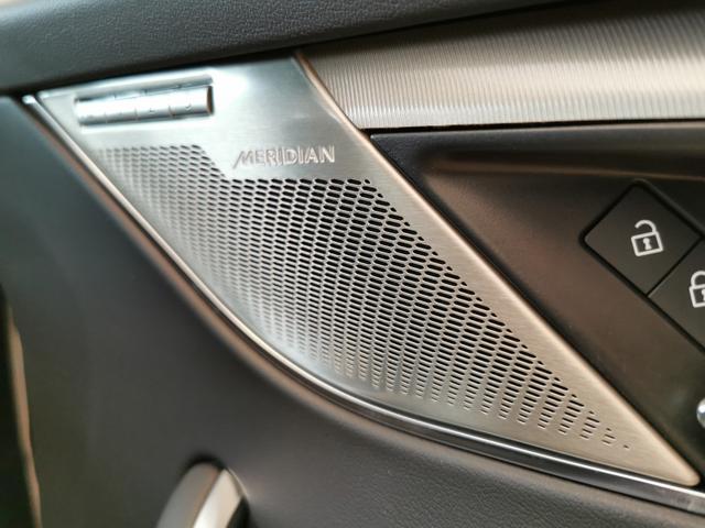 Fペイス R-ダイナミック SE P250 4WD 禁煙車 サンルーフ コールドクライメートパック リアシートリモートリリースレバー プライバシーガラス(9枚目)