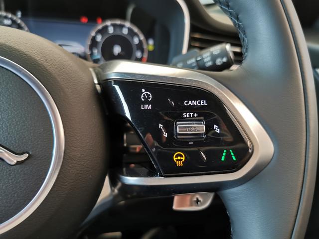 Fペイス R-ダイナミック SE P250 4WD 禁煙車 サンルーフ コールドクライメートパック リアシートリモートリリースレバー プライバシーガラス(12枚目)