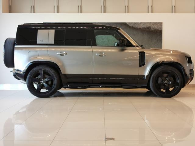 ディフェンダー １１０アーバナイト’２２　ディーゼルターボ　４ＷＤ　禁煙車　７人乗り　２２インチｓｔｙｌｅ５０９８　スライディングパノラミックルーフ（8枚目）