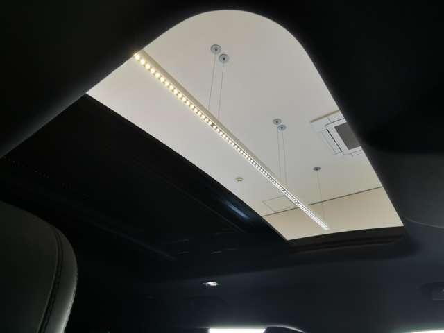 ディフェンダー １１０アーバナイト’２２　ディーゼルターボ　４ＷＤ　禁煙車　７人乗り　２２インチｓｔｙｌｅ５０９８　スライディングパノラミックルーフ（10枚目）