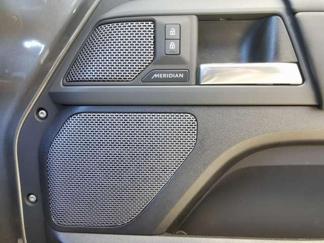 ディフェンダー １１０アーバナイト’２２　ディーゼルターボ　４ＷＤ　禁煙車　７人乗り　２２インチｓｔｙｌｅ５０９８　スライディングパノラミックルーフ（14枚目）