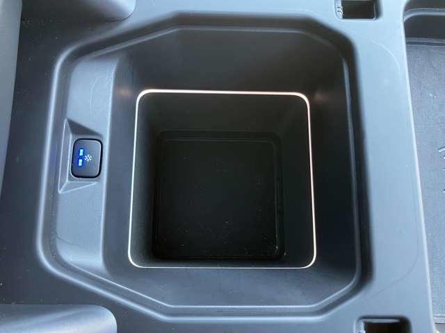 ディフェンダー １１０アーバナイト’２２　ディーゼルターボ　４ＷＤ　禁煙車　７人乗り　２２インチｓｔｙｌｅ５０９８　スライディングパノラミックルーフ（23枚目）